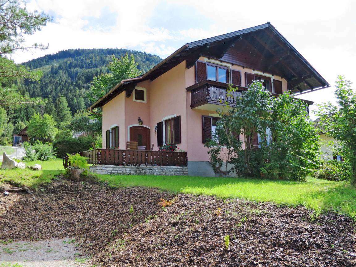 Ferienhaus Lux mit Garten im Sommer